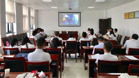 8月3日至4日，隧道公司全體黨支部應(yīng)集團(tuán)總公司黨委主題教育領(lǐng)導(dǎo)小組通知要求，利用周末兩天時(shí)間對黨章黨規(guī)、《習(xí)近平新時(shí)代中國特色社會(huì)主義思想學(xué)習(xí)綱要》、《中國共產(chǎn)黨黨員教育管理工作條例》、《主題教育應(yīng)知