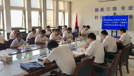 對照黨章黨規(guī)找差距，是主題教育學(xué)習(xí)教育和檢視問題的重要內(nèi)容，是推動(dòng)黨員領(lǐng)導(dǎo)干部主動(dòng)檢視自我、自覺修正錯(cuò)誤的重要措施。根據(jù)中央主題教育領(lǐng)導(dǎo)小組《關(guān)于在“不忘初心、牢記使命”主