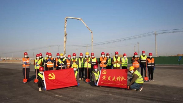 建設一支隊伍，舉起一面旗幟，鞏固一個陣地，履行一份承諾。“我是黨員，我先上！”面對突發疫情遭遇戰，三公司黨支部充分發揮戰斗堡壘作用，廣大黨員主動請纓，挺身而出，沖鋒在前，在戰疫搶工一線，黨員先鋒隊一次