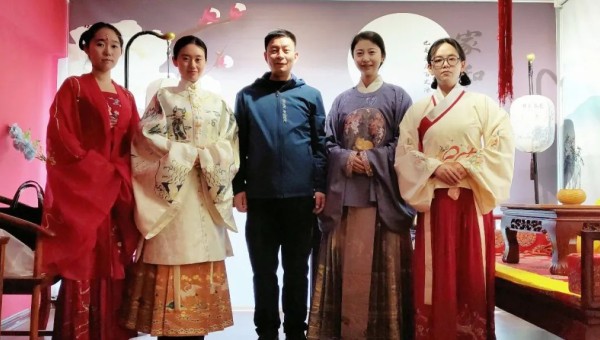 在春意盎然的3月，迎來了第113個“三八”國際勞動婦女節(jié)，為深入學(xué)習(xí)宣傳貫徹黨的二十大精神，進(jìn)一步加強(qiáng)對廣大女職工的思想政治引領(lǐng)，激勵廣大女職工奮進(jìn)新征程，建功新時代，鼓勵女職工在閱讀中獲取知識、增長