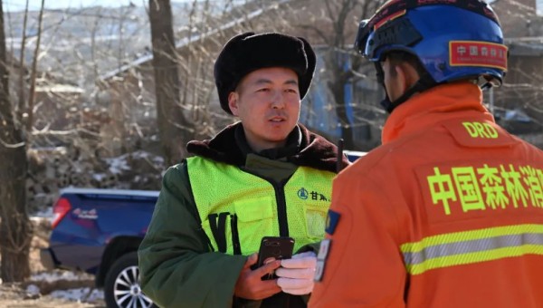 積石山地震發生后，朱貴民臨危受命，連夜組織人員設備馳援災區。天還沒有亮，救援簡易帳篷開始搭建，受災群眾們在安全地帶生火取暖，空氣中彌漫著緊張的氣息，“我們要加快救援速度，災情不等人！”為保證計劃工期順
