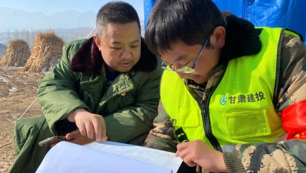 震后第十天，積石山各安置點建設也相繼進入尾聲，但在大河家鎮雄關路，青年突擊隊隊員陶仁虎和王善民還在緊張忙碌著。“還有一批板房需要轉運！連夜要干完！”“這怕是有點緊張吶！”“啥急活難活沒干過，走，上車！