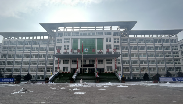 春節(jié)將至，大多數(shù)建設者已踏上歸途，但在臨夏積石山縣積石中學災后維修項目施工現(xiàn)場，仍是一派如火如荼、干勁十足的繁忙景象，墻面修補、吊頂安裝、更換震損礦棉板等作業(yè)緊張有序進行，為即將到來的新春佳節(jié)“渲染”
