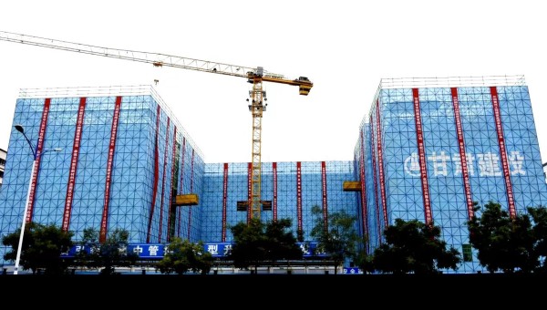 10月16日，由甘肅省交科建設有限公司承建的蘭州新區新材料產業園區公共服務平臺項目主體結構順利封頂，為該項目二次結構和裝飾裝修奠定堅實基礎。據了解，該項目為公共建筑工程，自建設以來，項目管理團隊面對工
