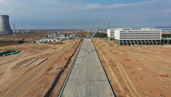 10月15日，記者走近蘭州新區城市礦產與表面處理產業園(二期)周邊基礎設施項目-園區西路南延段(緯五十路至緯二十八路)，一條不斷向南延伸的道路已初具雛形。據悉，該項目由甘肅建投承建，道路全長5.67k