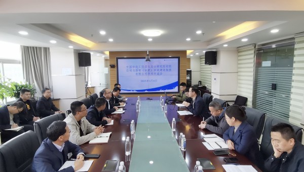近日，西部市政建設(shè)集團(tuán)與中國(guó)市政工程西北設(shè)計(jì)研究院（道橋院）召開技術(shù)交流會(huì)。會(huì)上，雙方分別介紹了企業(yè)概況與合作成果。市政西北院技術(shù)團(tuán)隊(duì)就EPC項(xiàng)目設(shè)計(jì)施工協(xié)同、海綿城市技術(shù)應(yīng)用及車路云一體化發(fā)展前景作